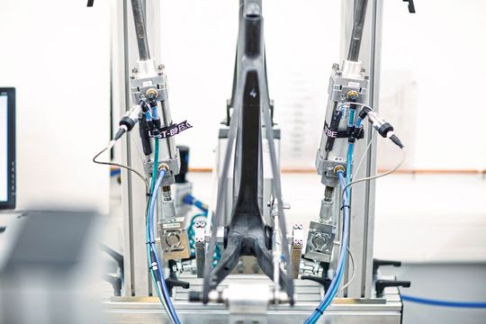 Beim Versuchsaufbau wird auf die notwendigen Freiheitsgrade beteiligter Komponenten geachtet, um Verspannungen und schließlich Schäden an Gelenkteilen und Kraftmessdosen zu vermeiden.(Bild:  Dr. Strecker/EFBE Prüftechnik)