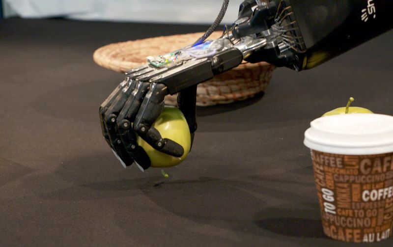 Obwohl die Roboterhände die Kraft hätten, den Apfel fest zu drücken, dosieren sie ihre Kraft für einen feinfühligen Griff, der auch empfindlichen Objekten nicht schadet. Möglich machen das am CITEC entwickelte Tastsensoren in Verbindung mit intelligenter Software. (Universität Bielefeld)