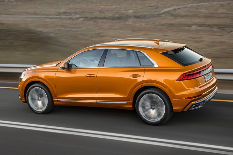 Die elegant abfallende Dachlinie läuft in die flach geneigten D-Säulen aus. (Audi)