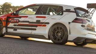 VW Golf GTI TCR: Der Sprint von 0 auf 100 km/h dauert 5,2 Sekunden. Die Spitze liegt übrigens bei 258 km/h. (VW)
