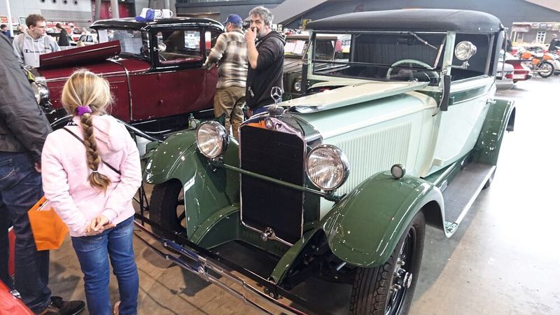 Der Oldtimernachwuchs von morgen sieht sich schon mal um. (Bild: Dominsky –  »kfz-betrieb«)