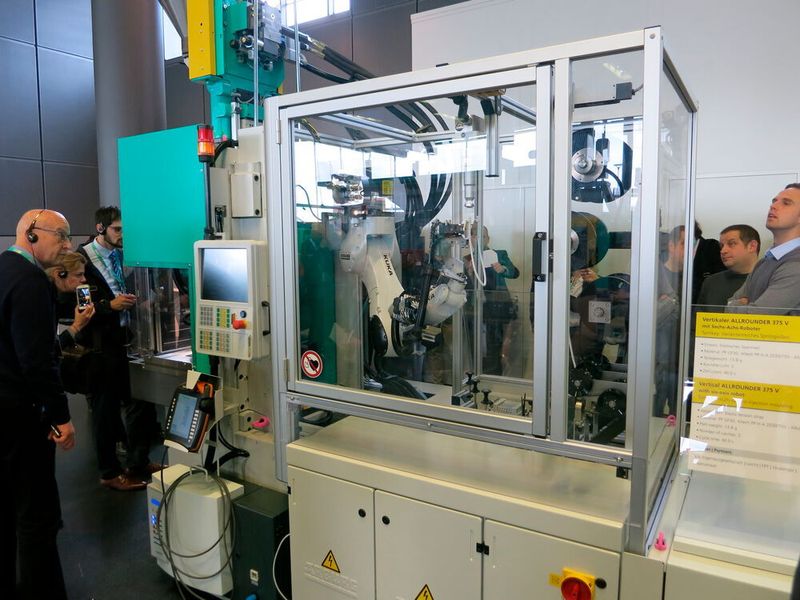 Spritzgießen on Demand: vertikaler Allrounder 375 V mit angebundenem Sechs-Achs-Roboter. Gefertigt wird ein Spannseil, bei dem der potenzielle Endkunde dank Industrie 4.0 die Länge sowie die Ausführung der beiden Endstücke auswählen kann.  (Reinhardt / Devicemed)