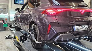 Künftig für alles gerüstet: Das Autohaus Deusch hat neben einer neuen Hebebühne auch in ein neues Achsvermessungs- und Kali­briersystem für Fahrerassistenz­systeme investiert. (Bild: Autohaus Deusch)