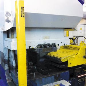 Gut geschützt gegen mechanische Belastung befinden sich die Lichtvorhänge ULVT in den robusten Schutzsäulen. Der Einsatz bei Wuppermann zeichnet sich zusätzlich durch schwierige Umgebungsbedingungen wie Öl, Staub und Schmutz aus.