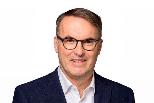 Als Industry Lead Semiconductor bei Kistler gestaltet Robert Hillinger die Weiterentwicklung innovativer Sensorlösungen für die Halbleiterindustrie. Er unterstützt das Vertriebsteam mit technischer Expertise und begleitet Kundinnen und Kunden weltweit dabei, ihre Prozesse effizienter, sicherer und ertragsstärker zu machen.(Bild:  Kistler)