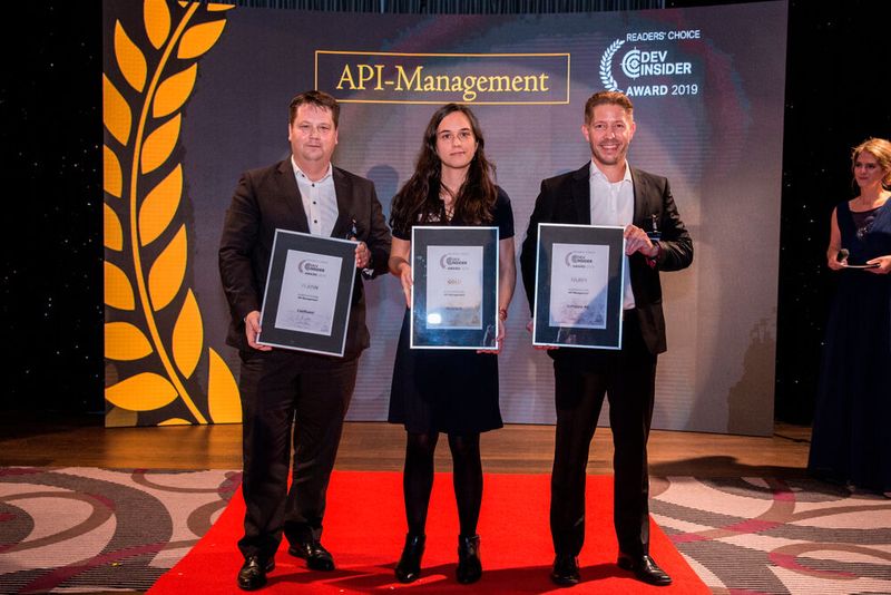 Den Beginn bildet die Kategorie API-Management, den Platin-Award nimmt Benjamin Bohne von Confluent entgegen, Gold sichert sich Christina Bauer für MuleSoft und Silber geht an die Software AG, vertreten durch Andreas Schophoven (v.l.n.r.). (Bild: artful rooms / VIT)