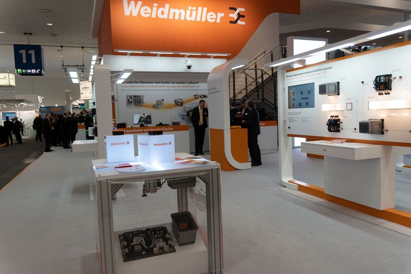 Weidmüller  Bei Weidmüller setzt man ganz generell auf einen verstärkten Ausbau des Geschäftsbereich IIoT. Ein besonderes Highlight ist beispielsweise der intelligente Boden, der zusammen mit Bosch Rexroth entwickelt wurde. Via 5g und kontaktloser Energieübertragung soll es Maschinenmodulen ermöglicht werden, sich selbst anzuordnen und gleichzeitig über den Boden versorgt zu werden. Weidmüllers kontaktlose Übertragungsinfrastruktur und Elektrifizierung der Bodenplatten will dabei einen Schritt in Richtung Fabrik der Zukunft markieren. Mehr Informationen unter www.weidmueller.de  (Bild: Vogel Communications Group)