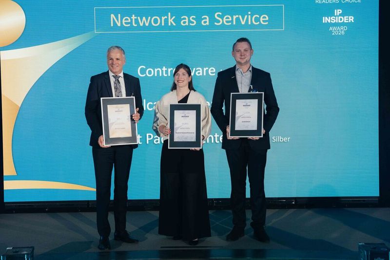 Das Netzwerk als Dienstleistung überzeugt auch die Leser von IP-Insider: In der Kategorie „Network as a Service“ sichert sich Controlware den Platin-Award. Die Auszeichnungen nehmen Christian Förg für Alcatel-Lucent (Gold), Elisabeth Berg für Hewlett Packard Enterprise (Silber) und Florian Pahling für Controlware (Platin, v. l.) entgegen. (Bild: Manuel Emme Fotografie)