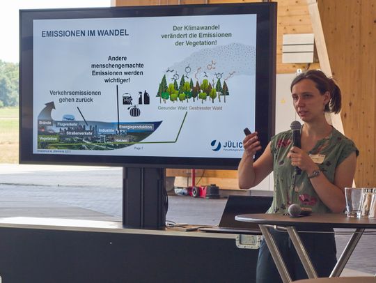 Juniorprofessorin Dr. Eva Pfannerstill vom Forschungszentrum Jülich und der Universität zu Köln erläutert im Luftschiffhangar Mülheim die Zeppelin-Messkampagne.(Bild:  Mathias Martin | Universität zu Köln)