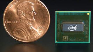 Der Atom-Prozessor im Größenvergleich  (Bild: Intel)