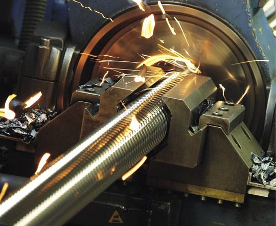 (Das Hartwirbeln ist eine spanabhebende Fertigung, bei der die Kugellaufbahnen in das bereits gehärtete Spindelmaterial gewirbelt werden. Bild: Dr. Tretter Maschinenelemente)