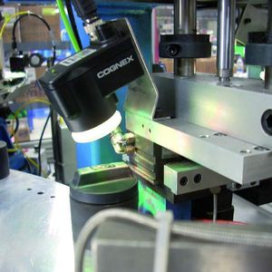 Mit einem Vision-Sensor wird bei der automatisierten Montage von Öleinfülldeckeln sichergestellt, dass der Deckel vor der Montage mit dem Aufdruck richtig ausgerichtet ist.