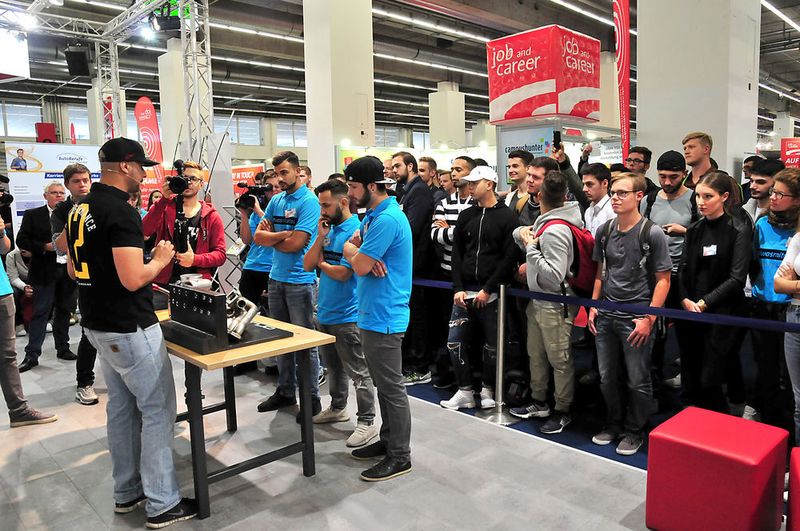 Im Anschluss erläuterte Kraemer den dreien, welche Aufgabe sie zu bewältigen haben. (Schmidt/»kfz-betrieb«)