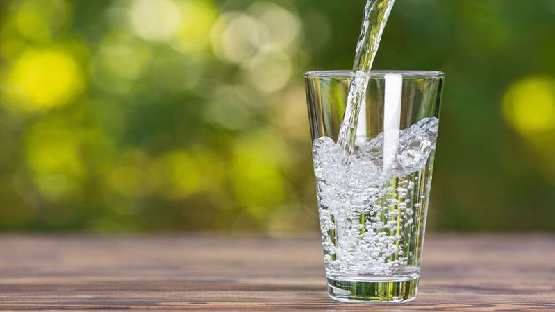 Die Guttsta-Quelle gehört zu den wenigen Quellen in Schweden, die für die Abfüllung von natürlichem Mineralwasser zugelassen sind (Symbolbild).(Bild: ©  alter_photo - stock.adobe.com)