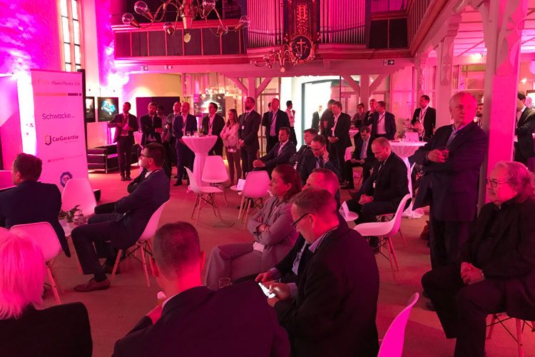 Zahlreiche Gäste verfolgten die Preisverleihung des Markenmonitors 2018. (Bild: Seyerlein / »kfz-betrieb«)