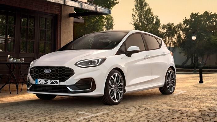 Facelift beim Ford Fiesta nach fünf Jahren: Das Markenlogo findet sich künftig im Kühlergrill.(ampnet/Ford)