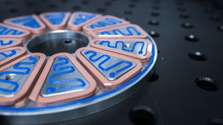 Der von der Nados Robot Cell applizierte Klebstoff ist hier in Form von blauen Raupen zu sehen, die prozesssicher und exakt dosiert entstanden sind. (Bild: Nagel Technologies)