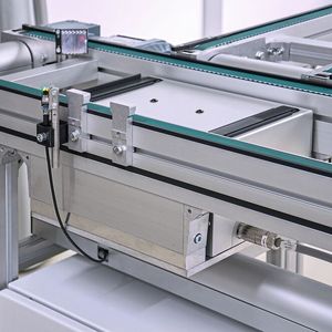 Auch einen elektrisch angetriebenen Hub-Querförderer hat mk Technology im Programm(Bild:  mk Technology Group)