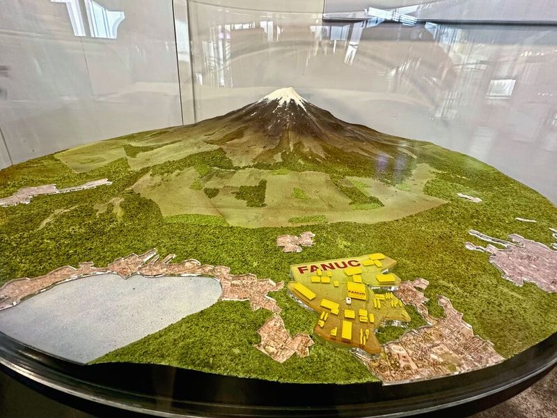 Maquette à l'échelle du site mondial de production et siège social de Fanuc au pied du Mont Fuji au Japon. (Source : MSM)