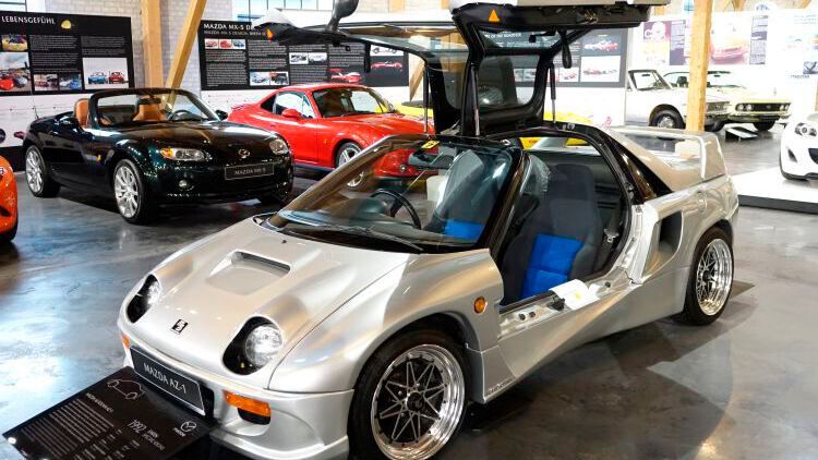Der Autozam AZ-1 von Mazda war das Schwestermodell des Suzuki Cara. Auch diese beiden Coupés gehören zur Gruppe der japanischen Kei-Cars. Der AZ-1 wurde unter der Mazda-Automobilmarke Autozam vermarktet. Als Antrieb diente ein Drezylinder-Ottomotor mit einem Hubraum von 657 cm³ sowie einer Leistung von 47 kW/64 PS. Gerade einmal 4.392 Einheiten wurden produziert. (Bild: Dominsky/»kfz-betrieb«)