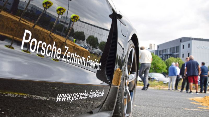 Glöckler wird künftig mit drei Porsche-Standorten in der Region Frankfurt am Main vertreten sein. Der Händler hat jetzt den Bau des ersten Porsche-Approved-&-Service-Zentrums in Deutschland gestartet. (Bild: Achter – »kfz-betrieb«)