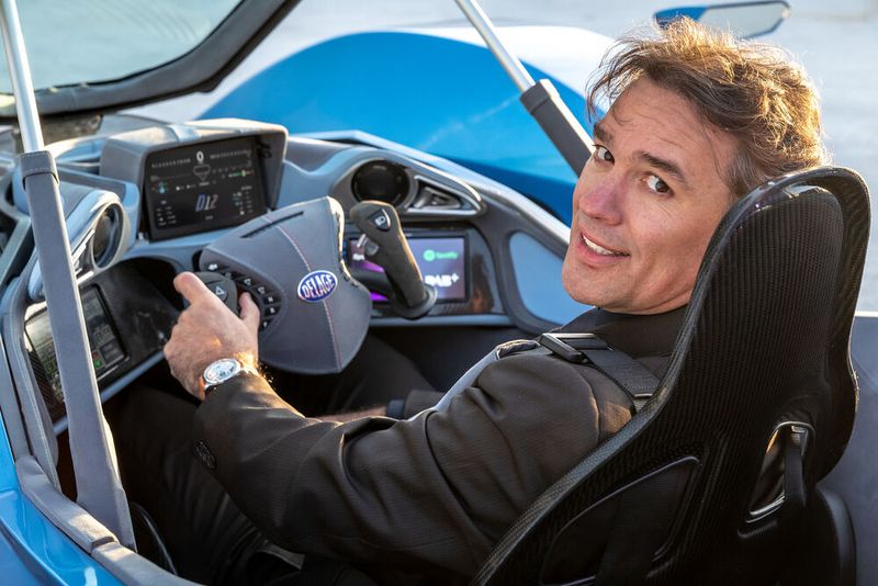 Laurent Tapie in dem mit vielen Displays ausgestatteten Cockpit des Delage D12. (Bild: Delage Automobiles)