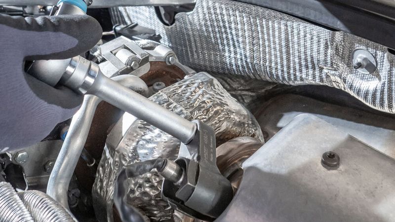 Neu im Programm sind die Einsätze, mit denen sich Lambda-Sonden oder Partikel-, NOx- und Abgastemparatur-Sensoren ein- bzw. ausschrauben lassen.  (Bild: Hazet)