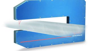 Linie statt Punkt  Das C-Bügel-Messsystem wird zur Dickenmessung von Bandmaterialien verwendet. Die Dicke wird über eine Laserlinie und nicht nur über einen Laserpunkt erfasst. (Archiv: Vogel Business Media)