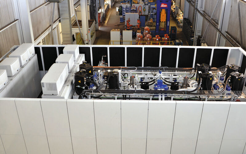 Die Antriebseinheit für die Pumpensteuerung besteht aus Servomotor, Frequenzumrichter Sinamics S120 und Motion-Control-Regelgerät Simotion D445. (Bild: Lasco Umformtechnik)