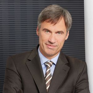Bitkom-Präsident Achim Berg: „Die Blockchain hat das Potenzial, fast jede Branche fundamental zu verändern. Jedes Unternehmen sollte jetzt prüfen, wo es selbst neue Geschäftsmodelle entwickeln kann – oder wo bestehende eigene künftig obsolet werden könnten.“