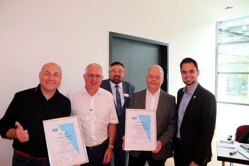 Hans-Martin Hanke, Vorsitzender des VQWS (3. von links) verlieh die Zertifikate an Ausbilder und Trainer, die ihre Qualifizierung nach der Richtlinie VDI/VDE-MT 2637 Blatt 2 erfolgreich abgeschlossen haben. Die anwesenden Zertifikatsempfängern waren Richard Gruber (1. von links) und Rainer Janecke (2. von rechts). (Bild: Alexander Stark)