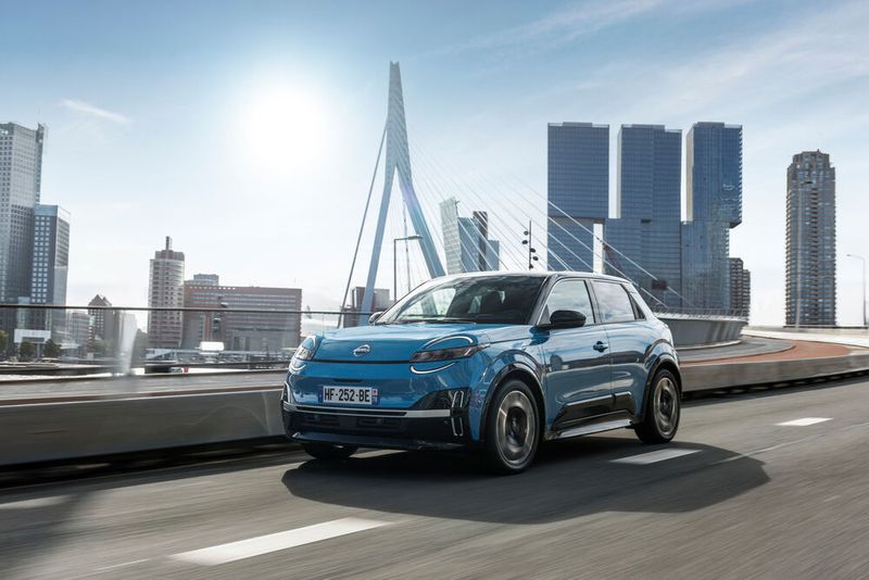 Die Einstiegsversion „Engage“ für 28.000 Euro hat einen 40-kWh-Akku, kommt mit 90 kW Leistung und verspricht eine elektrische Reichweite von gut 310 Kilometern. (Bild: Nissan)