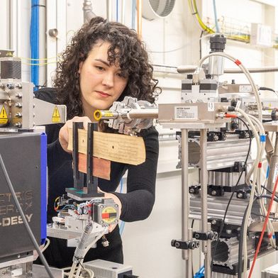 Laura Gallardo positioniert ein Palmblattmanuskript für die Röntgenanalyse an der Messstation P62 bei DESY. (Bild: DESY, Marta Mayer)