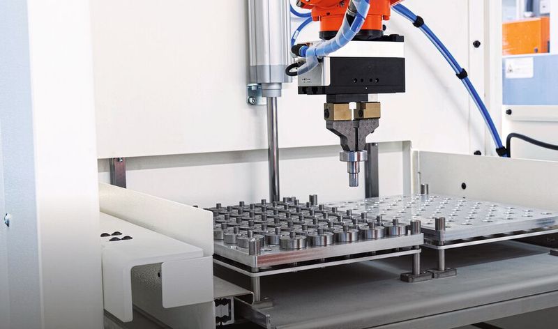 Die neuen Automationszellen inklusive Roboter sorgen für schnelle, kosteneffiziente und sichere Produktionsprozesse. Emag bietet unterschiedliche Konfigurationen an. (Bild: Emag)