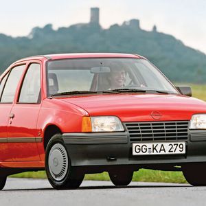 Das Fahrwerk des Kadett E wurde nur geringfügig modifiziert vom Vorgängermodell Kadett D übernommen. Als typischer frontangetriebener Kompaktwagen hat er eine Einzelradaufhängung an MacPherson-Federbeinen mit unteren Querlenkern vorne und einer Verbundlenkerachse hinten. Als Getriebe wurden handgeschaltete Vier- und Fünfgang-Fahrzeuggetriebe eingebaut. Mit einigen Motoren war ein Dreigang-Automatikgetriebe vom Typ THM 125 der Muttergesellschaft General Motors lieferbar. (Bild:  Opel Automobile GmbH)