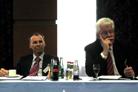 (v. li.) Der Referent Prof. Dr. Stefan Bratzel, Center of Automotive, Fachhochschule Bergisch Gladbach und Joachim von Maltzan, Ressortleiter Management & Wirtschaft, »kfz-betrieb«. (Archiv: Vogel Business Media)