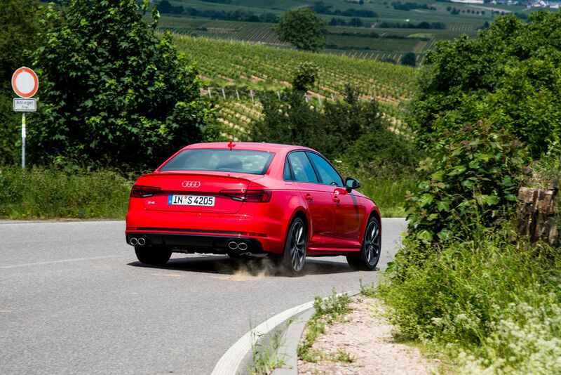 Kurvenräuber: Der permanente Quattro-Allradantrieb leitet per selektiver Momentensteuerung je nach Fahrsituation reichlich Kraft auf die Hinterräder. (Audi)