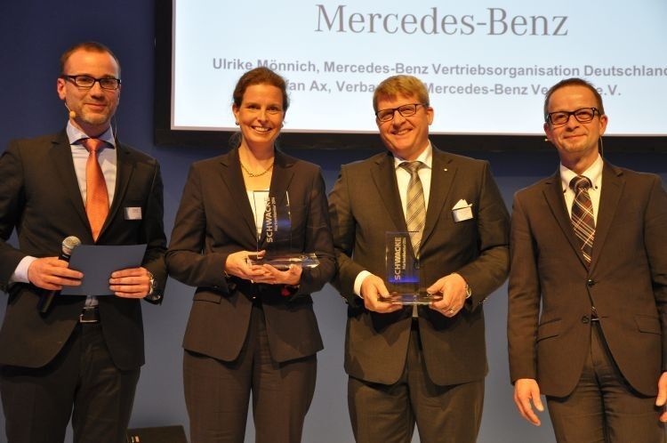 Mercedes holte sich den ersten Platz (Notenschnitt 2,33) unter den deutschen Premiumherstellern. Ulrike Mönnig (Mercedes-Benz, 2. v. li.) und Stefan Ax (Mercedes-Händlerverband, 2. v. re.) gaben zu, dass es eine große Aufgabe war, sich bei der Renditezufriedenheit zu verbessern. (Foto: Richter)