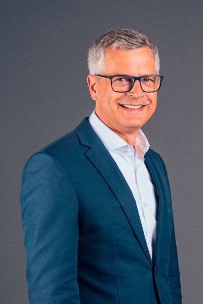 Als Vorstandsvorsitzender führt Franz Reiner ab sofort den Finanzierungs- und Mobilitätsdienstleister des Daimler-Konzerns. Sein Vorgänger Klaus Entenmann geht in den Ruhestand.

Franz Reiner, seit 1992 in unterschiedlichen Funktionen innerhalb des Konzerns tätig, war zuletzt Vorstandsvorsitzender der Mercedes-Benz Bank und im Vorstand von Daimler Financial Services für die europäischen Märkte zuständig. Von 2009 bis 2012 sammelte er Erfahrungen in den USA. (Daimler)