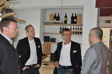 Holger Neumann, Andreas Müller und Thomas Preibisch von b.com im Gespräch mit Silvan Tatzel von Microsoft. (Archiv: Vogel Business Media)