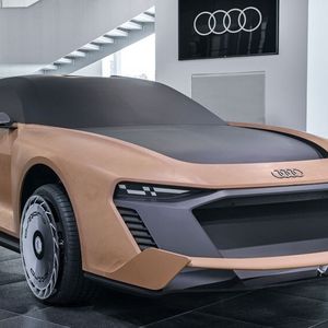 Die Dreiviertel-Frontansicht des Tonmodells „Drift“, einer frühen Entwurfsphase des Audi S1 ​​Hoonitron, der für die verstorbene Drift-Legende Ken Block entwickelt wurde.(Bild:  Audi)