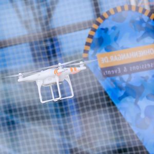 Bereits vor dem Eingang begrüßten die neuesten Drohnen-Modelle in einem Flugkäfig die Besucher.(Bild:  © CUBE GmbH | Photo: Dennis Wartenberg)