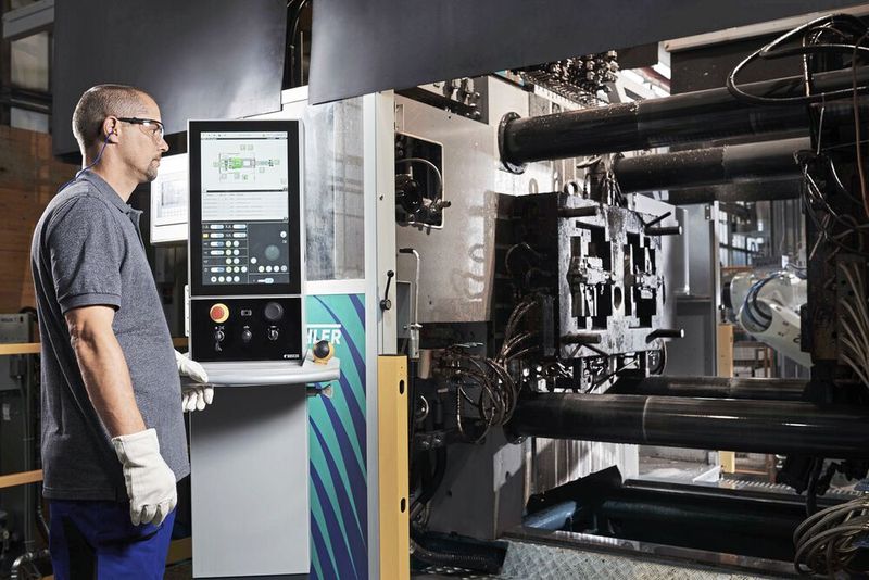 In einem ersten Schritt hat Schmid Engineering die Giesszellen von DGS an den DataServer angebunden, der die Daten und Informationen aus verschiedenen Quellen bei DGS sicher zusammenführt und an das MES übergibt. Im Rahmen der Einzelteilrückverfolgung ist damit jedes produzierte Gussteil eindeutig identifizierbar. Dazu werden alle Prozess- und Maschinendaten gespeichert.  (Bild: DGS Druckguss Systeme)