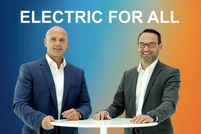 Thomas Ulbrich (left), Member of the Board of Management of Volkswagen E-Mobility, and Christian Senger, Head of the Volkswagen e-Mobility series, want to make the e-car available for millions of people. (Volkswagen)