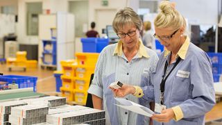 Mitarbeiterinnen von Kohlpharma beim Abgleich von Daten.  (Esther Jansen www.estherjansen.de)