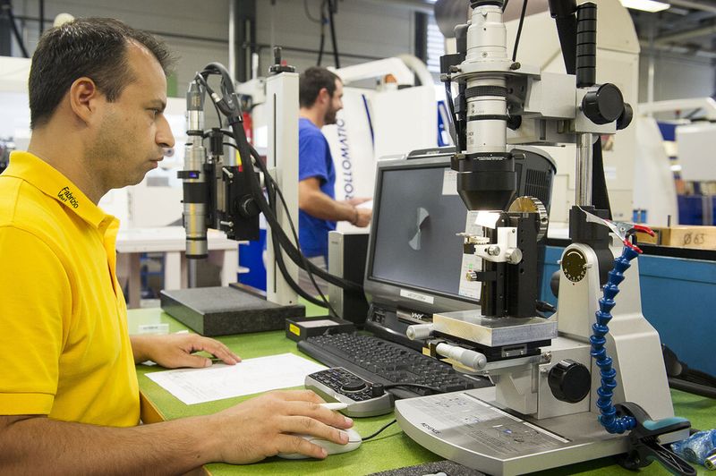 Die Mitarbeiter haben breites Aufgabenspektrum: z. Bsp. die Vermessung der Schneidkanten eines 9/100 mm CrazyDrill Bohrers, dessen Querschneide auf nur 4/1000 mm angespitzt wurde, was den axialen Schnittdruck massiv reduziert. Hier ist höchste Konzentration gefordert. (Thomas Entzeroth)