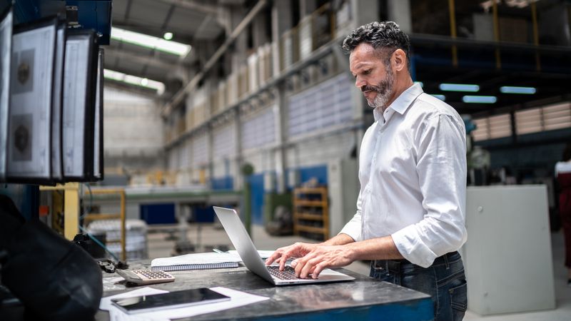 Mandantenreine KI im industriellen Einsatz: So bleiben sensible Daten direkt an der Werkbank geschützt und die digitale Souveränität gewahrt.(Bild:  © FG Trade via GettyImages)
