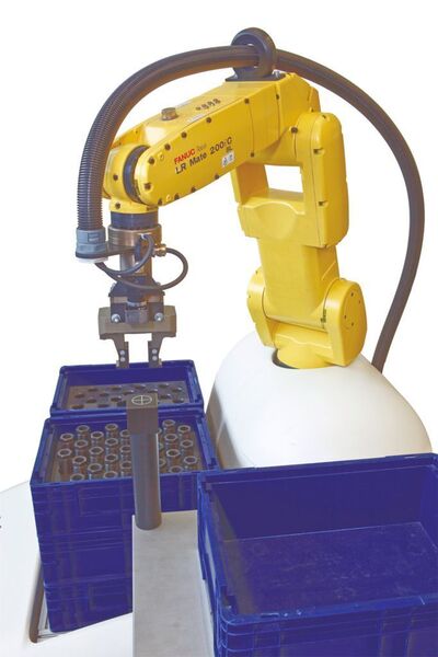 Bild 3: Die Ausführung mit aufgebautem Roboter verfügt über ein integriertes Bildverarbeitungssystem.  Bild: Fanuc Robotics (Archiv: Vogel Business Media)
