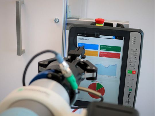 Bild 3: Gibt es keine Software-Schnittstelle, kann der mobile Manipulator zur Maschinenwartung auch User Interfaces mit einem Stift bedienen.(Bild:  Fraunhofer-IPA)