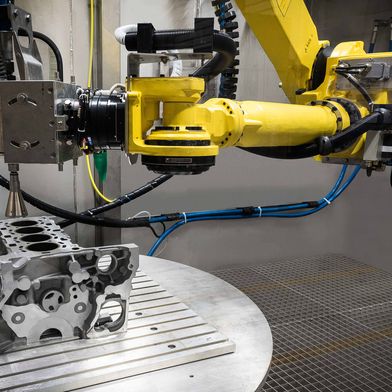 Robotergestütztes Hochdruckwasserstrahlentgraten für das gezielte Entgraten und Reinigen komplexer Bauteile mit Bohrungen, Kanälen und Funktionsbereichen. (Bild: BvL)